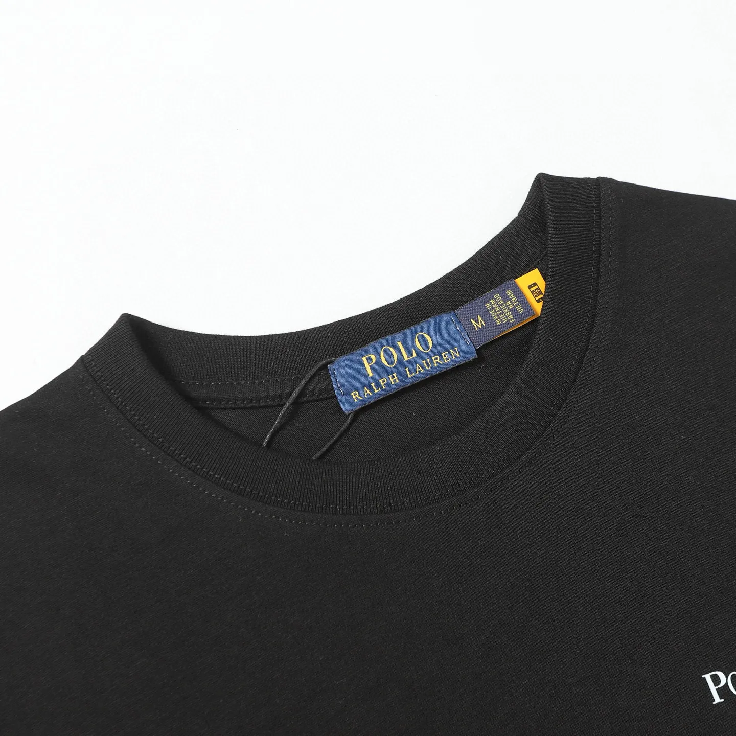 P126 Style number: 505 Ralph Lauren/Ralph Lauren 25ss new summer silicone Polo embossed round neck T-shirt. The main logo on the neck has a QR code mark, which can be scanned for verification. The 3D silicone three-dimensional English letter logo is embossed to distinguish low-quality products on the market. 32 counts, 240g hydrophilic toner, 100% cotton fabric, comfortable and soft, highly breathable, focusing on high-end cost-effectiveness, needless to say good quality. Available in a variety of colors, both boys and girls can try this genderless style, giving them a yuppie tone in no time. Immerse yourself in your leisurely style, and have your own style in retro. Natural, vivid and very French romantic feelings, perfectly integrating youthful atmosphere and trend. Color: white, black, navy blue, dark green Size: S-xL S Shoulder width 44 Bust 104 Sleeve length 23 Clothing length 72 M Shoulder width 45 Bust 108 Sleeve length 24 Clothing length 74 L Shoulder width 46 Bust 112 Sleeve length 25 Clothing length 76 xL Shoulder width 47 Bust 116 Sleeve length 26 Clothing length 78
